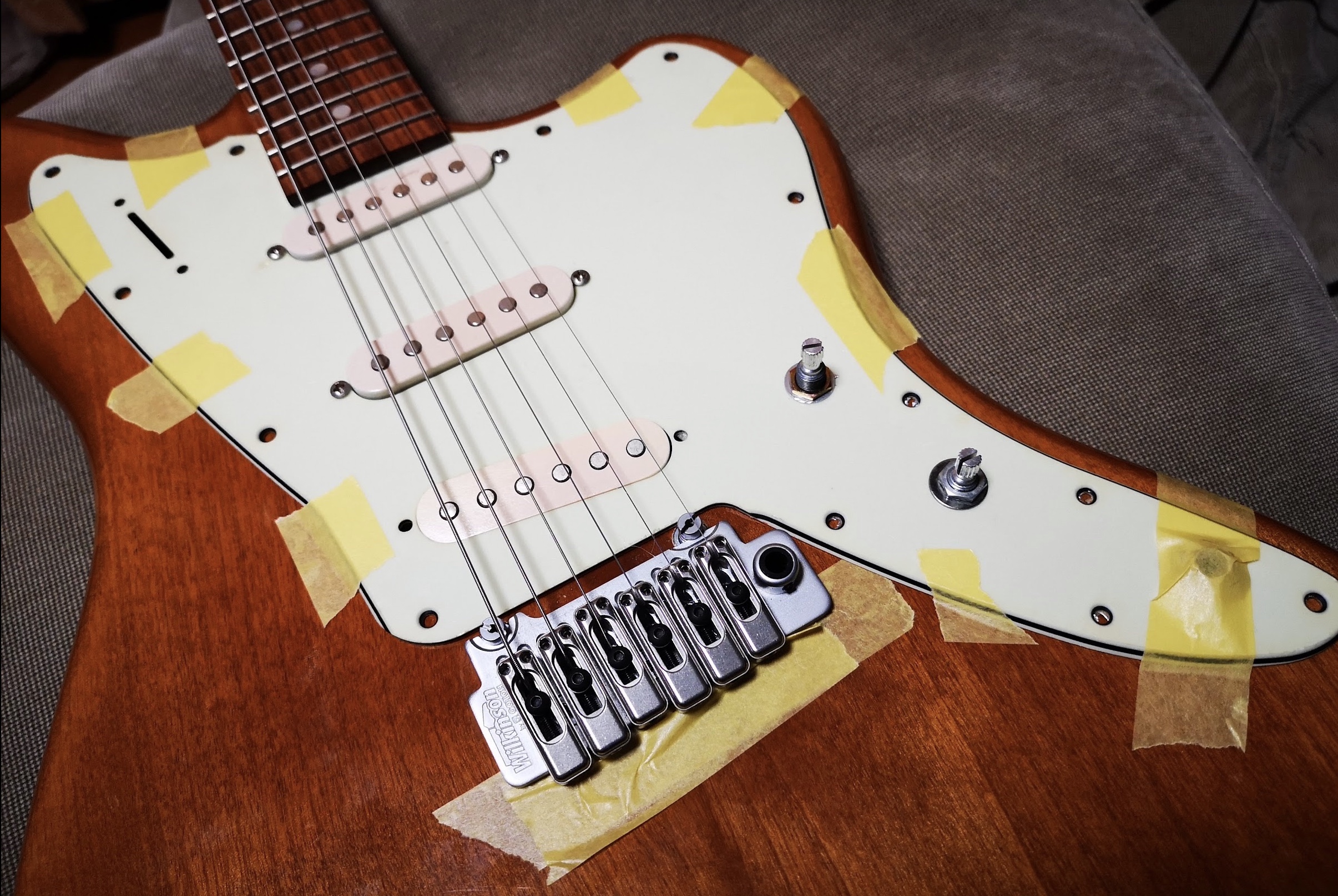 ピックガードのネジ穴を穴あけ Project Jazzcaster ピックガードのネジ穴を穴あけ Project Jazzcaster
