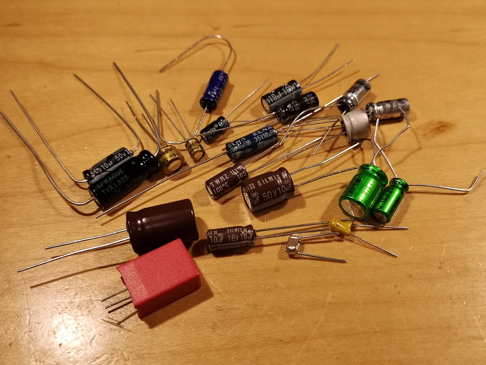 10μFの電解、フィルム、積層セラ、OSコンデンサ21種類をマルチメーター